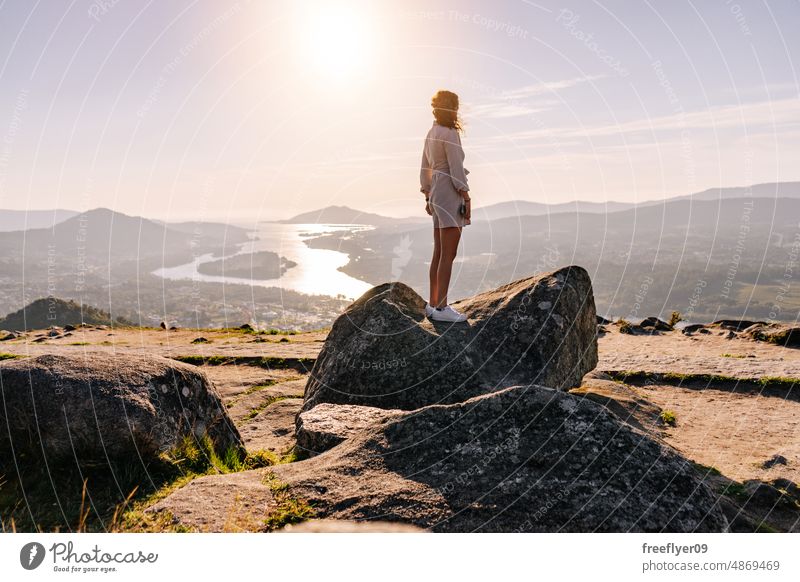 Junge Frau beim Betrachten der Landschaft betrachtend Fluss Textfreiraum Kontemplation wandern Wanderung sich[Akk] entspannen Wellness Sonnenuntergang allein