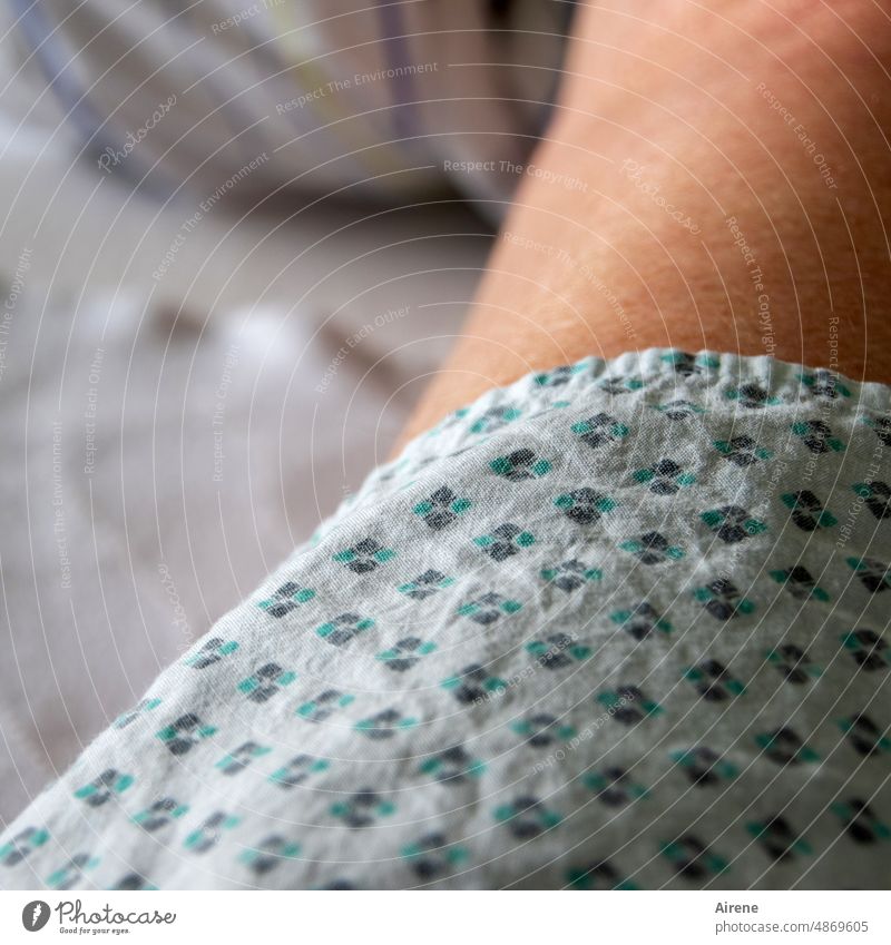 Bein zeigen Nachthemd Knie Bett Krankenhaus Patientin Frau Bettgeschichte Krankenhausbett Muster Stoffmuster Bettwäsche liegen schlafen gemustert krank müde