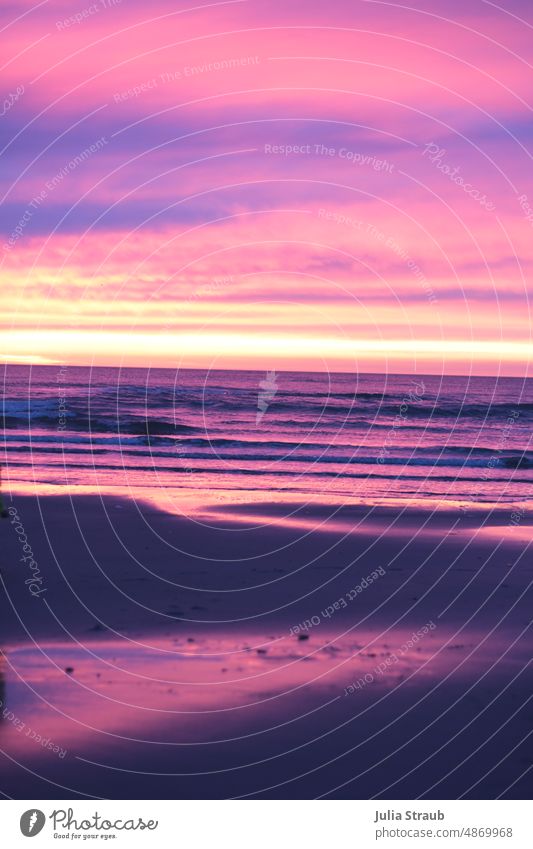 Sonnenuntergang auf Sylt rosa Wolken Abendrot lilarosa Wellen Meer Strand Sandstrand Nordseeküste Nordseeinsel Nordseestrand Sommerurlaub warm Wärme