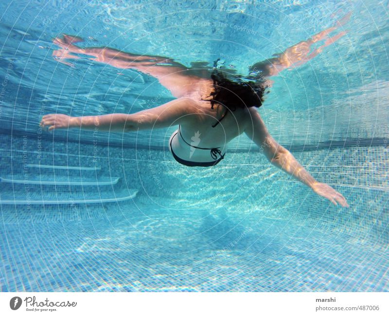 900 | schwerelos Freizeit & Hobby Sport Wassersport Mensch feminin Junge Frau Erwachsene Körper 1 30-45 Jahre Gefühle Stimmung Schwimmbad Schwimmen & Baden