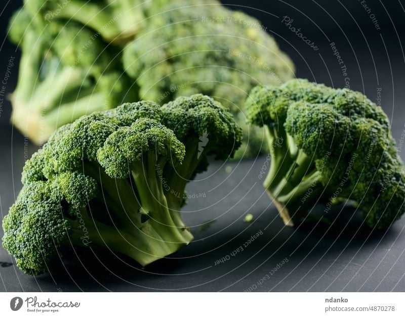 Frischer grüner Kopf von Brokkoli auf schwarzem Hintergrund Gemüse Lebensmittel Gesundheit roh organisch frisch Diät Vegetarier Bestandteil Nährstoffversorgung
