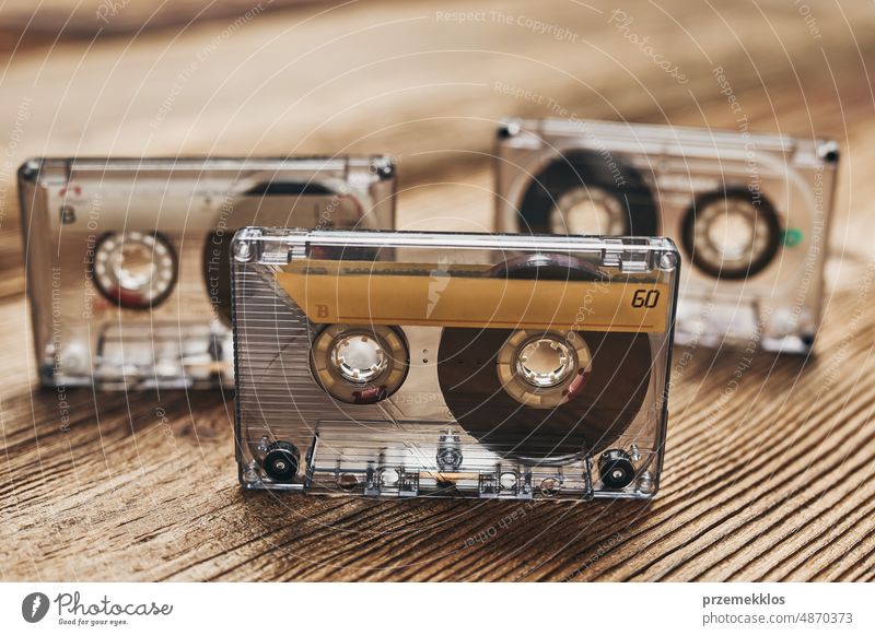 Tonbandkassetten. Magnetische Kassettenbänder. Retro-Musik-Stil. 80er-Jahre-Musik-Party. Vintage-Stil. Analoge Geräte. Stereo-Sound. Zurück in die Vergangenheit
