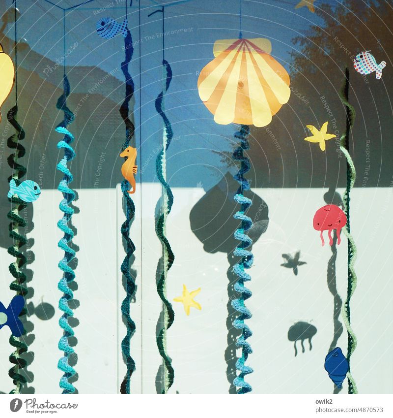 Kinderbibliothek Schaufenster gestaltung Design fröhlich einladend kindlich lustig Stil Dekoration & Verzierung Kreativität Papier einfach Kunst Farbfoto