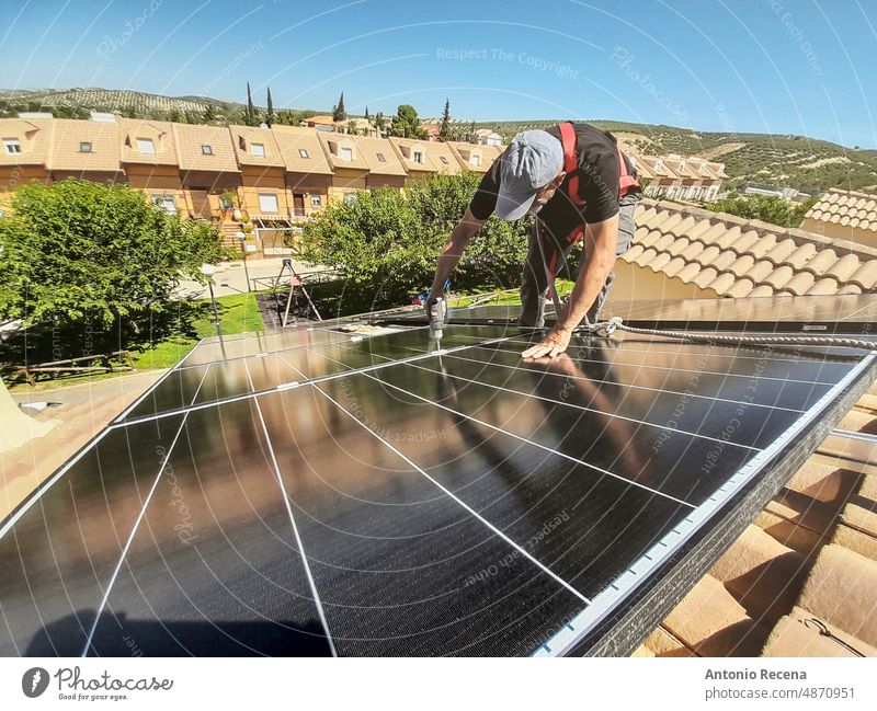 Installation von Sonnenkollektoren auf dem Dach eines Hauses, Telefonaufnahme Installateur Panel solar Energie regenerativ Mann Menschen Arbeit Effizienz Männer