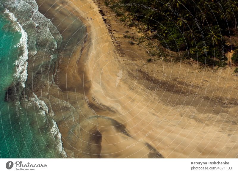 Pärchen geht am Meer entlang oben Antenne Luftbild Luftbildfotografie Hintergrund Strand schön blau hell Karibik Küste Küstenlinie farbenfroh Tag Ausflugsziel