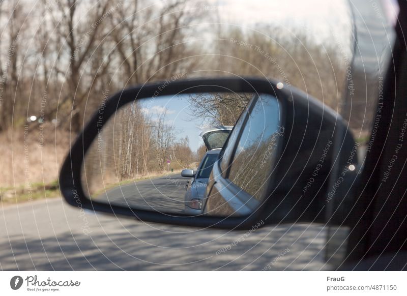 hinterrücks | steht ein graues Auto mit offener Heckklappe Landschaft Bäume Straße Weg Fahrzeuge Autos PKW zwei stehen halten Spiegel Rückspiegel Spiegelung