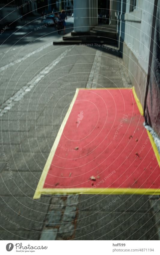 Ein roter Teppich auf einem Gehweg Roter Teppich gehweg Empfang Veranstaltung Feste & Feiern Konzert Einlass trist schäbig heruntergekommen Subkultur Kultur