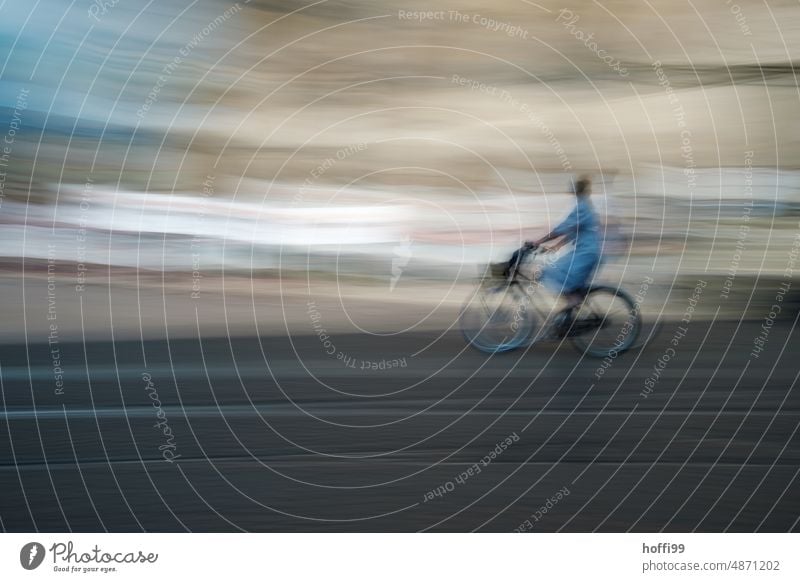 verschwommen unscharfer Mensch fährt auf einem Fahrrad  durch die Stadt fahrad fahren Bewegung Unscharf verschwommen ICM ICM-Technik vibrierend abstrakt