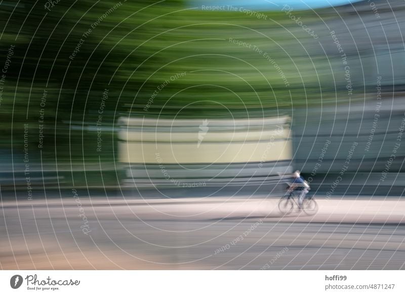 verschwommen unscharfer Mensch fährt auf einem Fahrrad  durch die Stadt fahrad fahren Bewegung Unscharf verschwommen ICM ICM-Technik vibrierend abstrakt
