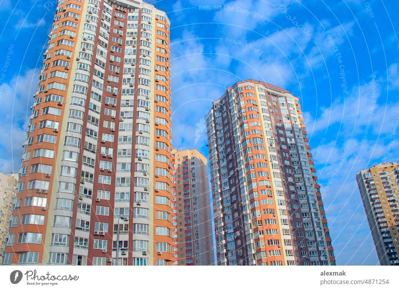 hoher moderner Wolkenkratzer und blauer Himmel. Blick auf mehrstöckige Wohngebäude Haus Konstruktion Stock hoch urban Fenster Glas Dach Design Architektur