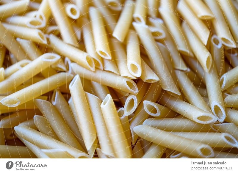 ungekochte Makkaroni-Nudeln, italienisches Essen Spätzle Lebensmittel Italienisch Penne roh rohe Nudeln Rohkost Bestandteil Mahlzeit Gesundheit Essen zubereiten