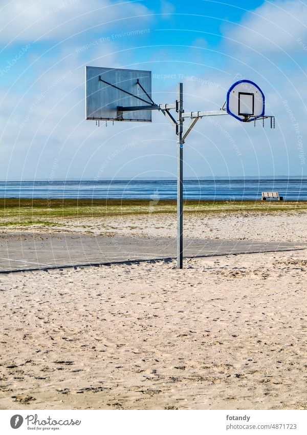 Basketballkorb am Strand vertikal Objekt spielplatz Mast Ballspiel zweiseitig doppelt niemand keine menschen Draussen im Freien ostfriesland Harlesiel Küste
