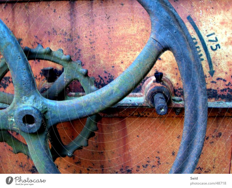 Schwungrad Maschine Kurbel Antiquität Eisen rot alt Museum Rost blau Zahnrad verfallen