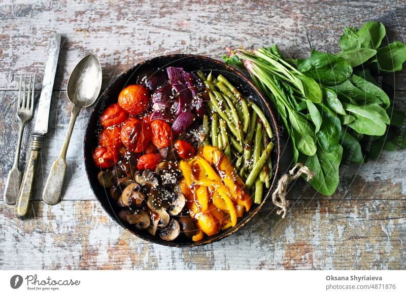 Gebackenes Gemüse in einer Pfanne. Gesundes helles Essen. Zu Hause kochen. Vegane Ernährung. Vegetarier Vitamin diätetisch Pilz Paprika Veganer Antioxidans grün