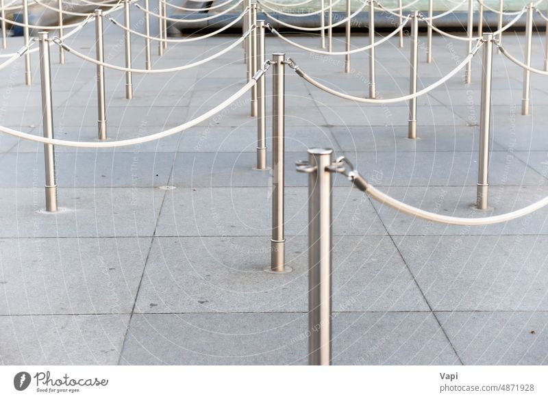 Pfad mit einer Reihe von silbernen Metallstangen Mast Ständer Hintergrund Fahrkarte weiß Weg Zaun Seil Linie bügeln zeigen Fokus Schutz Beitrag Konzert rostfrei