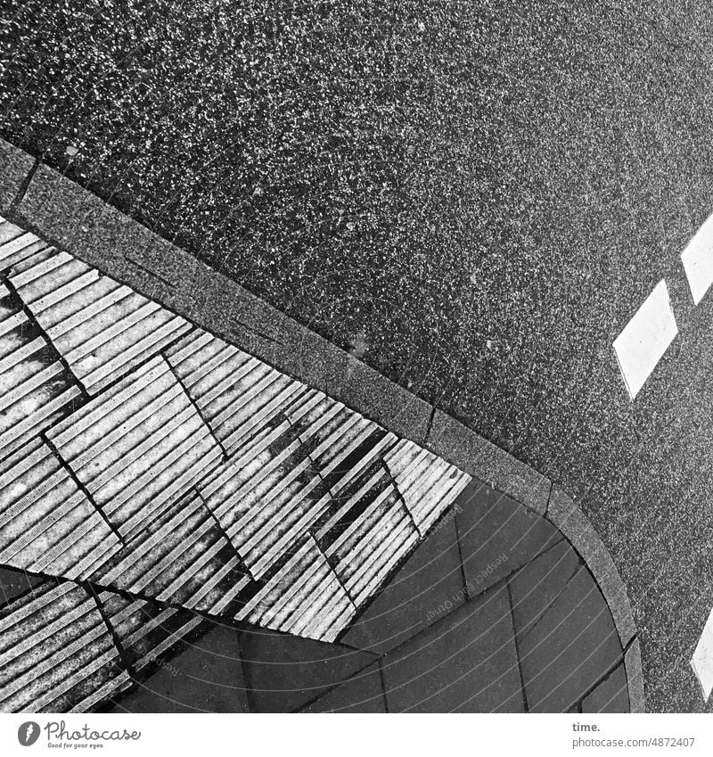 Geometrie und Alltag Straße Asphalt Bordsteinkante linien Gehweg Gehwegplatten verkehr urban dreckig Perspektive Markierung Ordnung