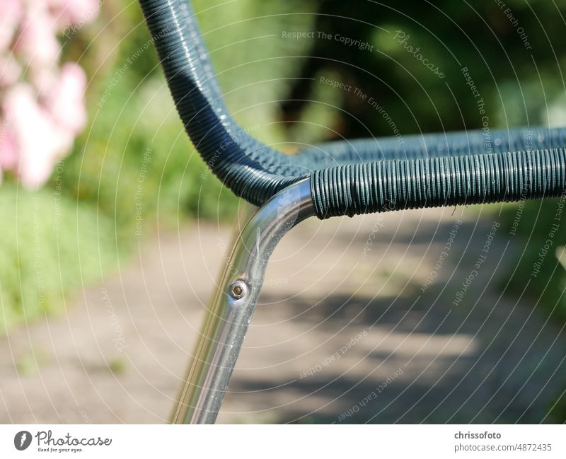 Bein eines Stuhls im sommerlichen Garten Sommer Detail abstrakt Kreativität Seitenansicht Stuhlbein Patina lebendig draussen Unschärfe
