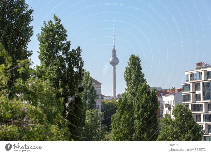 Prenzlauer Berg mit Fernsehturm Farbe Sommer 2022 Berlin Hauptstadt Stadt Stadtzentrum Menschenleer Außenaufnahme Tag Altstadt Bauwerk Architektur Altbau