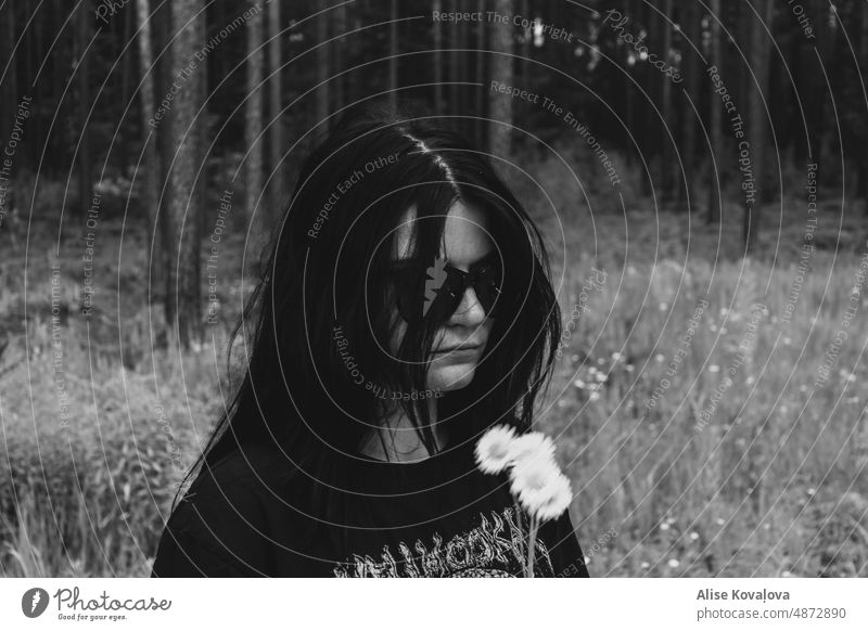 schwarz-weißes Porträt Selbstporträt Sonnenbrille verschwommen dunkles Haar Behaarung windig Wind Frau Haare & Frisuren Gesicht Schwarzweißfoto