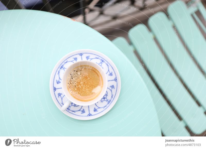 Altmodische Kaffeetasse auf türkisem Tisch Tasse Becher Getränk Frühstück trinken Koffein Café Hintergrund