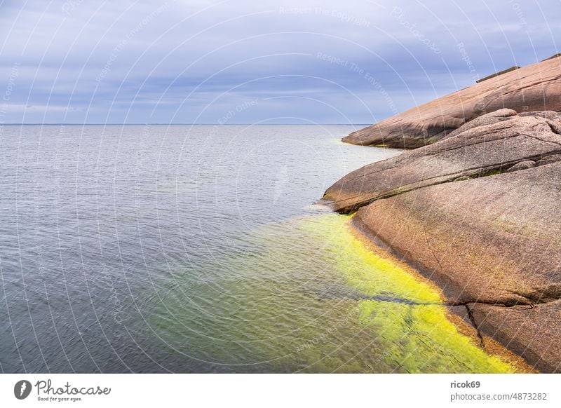 Ostseeküste mit Felsen auf der Insel Blå Jungfrun in Schweden Bla Jungfrun Oskarshamn Küste Meer Kalmar län Småland Smaland Sommer Himmel Wolken blau Landschaft