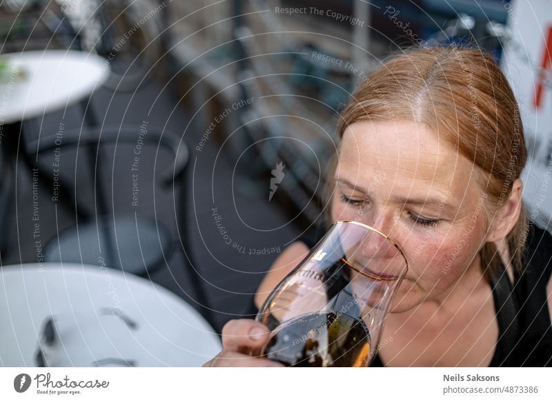 Bier trinken im Straßencafé Frau Bierglas Erfrischungsgetränk Biergarten Farbfoto kalt lecker Alkohol Getränk Glas Menschenleer Durst Außenaufnahme Tag