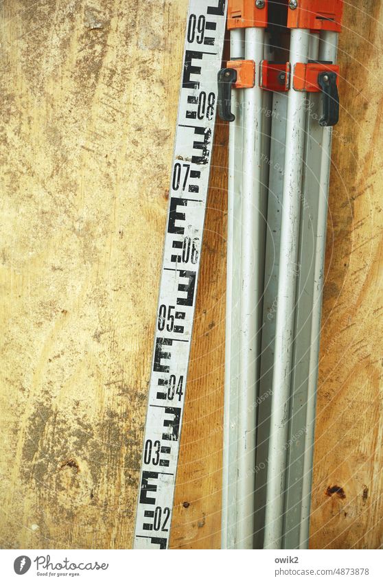 Völlig vermessen Werkzeug Lineal Skala Präzision Genauigkeit Nahaufnahme Farbfoto Messinstrument Handwerk Zentimeter Menschenleer sperrholzwand