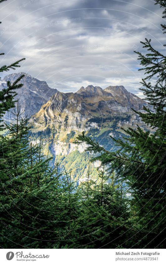 Wandern bei Engelberg mit Blick auf die Schweizer Alpen Landschaft Berge u. Gebirge wandern Tourismus Ansicht Schnee im Freien Abenteuer Gipfel Natur Himmel