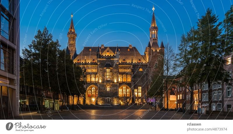 "Katschhof" in Aachen mit historischem Rathaus bei Nacht aix-la-chapelle aken Altstadt Sommer Deutschland Kathedrale dom kaiser karl Architektur gotisch Fassade