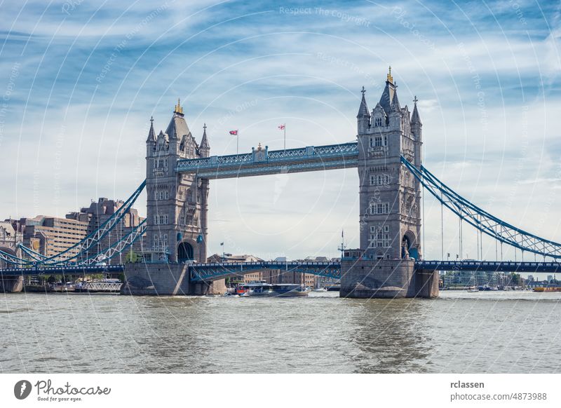 Tower Bridge in London, UK Brücke England Turm Großbritannien Themse Gebäude Großstadt Zugbrücke Kapital vereinigtes königreich Sightseeing Tourismus Symbol