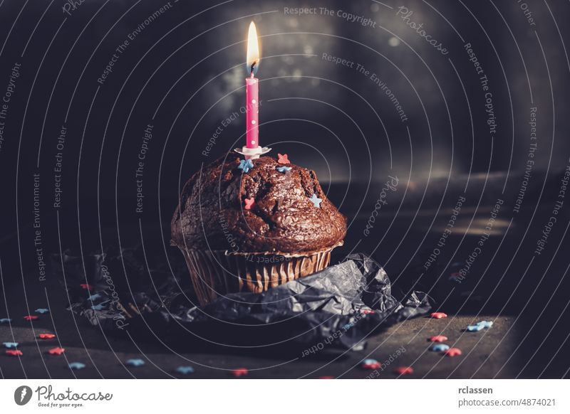 Geburtstags-Cupcake oder Muffin mit Kerze Dessert Geburtstagsfeier Textfreiraum Bonbon Flamme Party Kuchen Feier Glück Streusel Muffins Schokolade Hintergrund