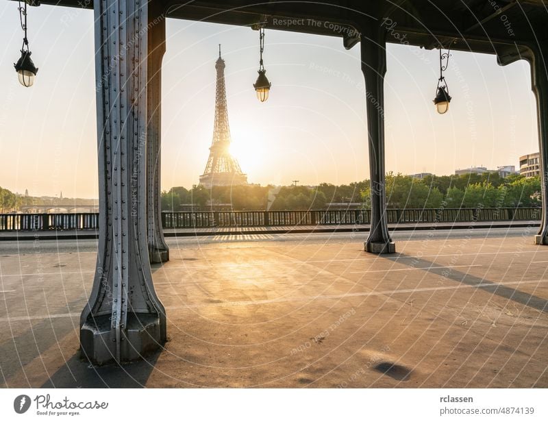 Blick auf den Eiffelturm bei Sonnenaufgang an der Bir-Hakeim-Brücke, Paris. Frankreich Turm Wahrzeichen Skyline Europa Sommer Laterne Seine Ansicht reisen