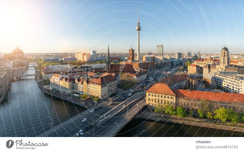 Luftaufnahme von Berlin Skyline und Spree in schönen Abend Licht bei Sonnenuntergang im Sommer, Deutschland Ausflugsziel reisen Turm Großstadt Panorama
