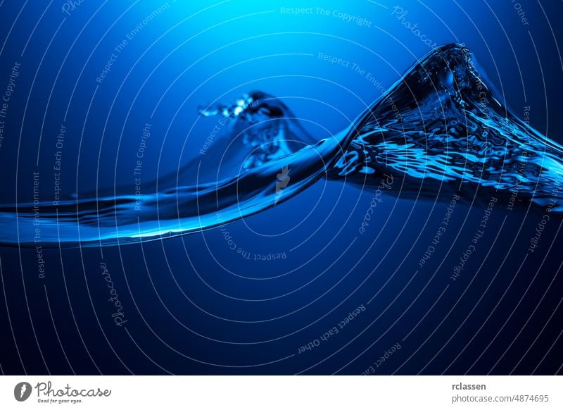 Wasser Gebogene Welle Badewanne Bewegung Schaumblase blau durchsichtig Durst Feuchtigkeit Kacheln liquide frisch Hintergrund übersichtlich nass MEER Süßwasser