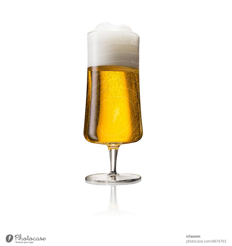 Glas klassisches deutsches Lagerbier isoliert auf weißem Hintergrund Bier Bierschaum Köln Tau Deutschland Bernsteinbier vereinzelt Becher trinken Bar gold pint