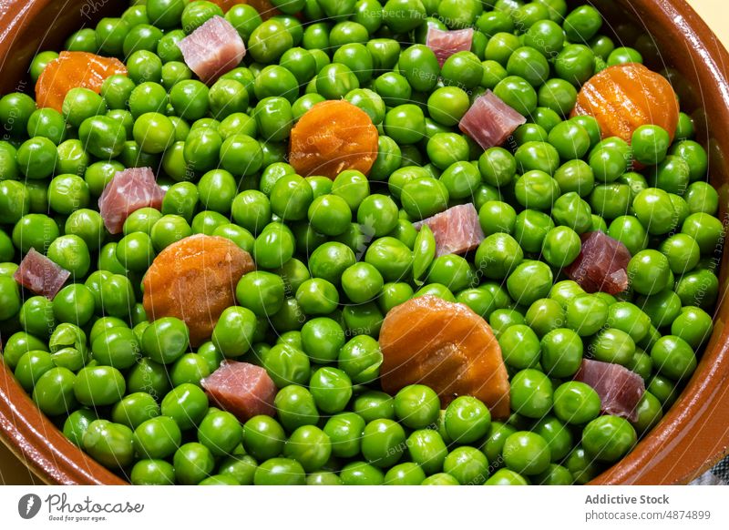 Grüne Erbsen mit Serranoschinken und Karotte auf dem Tisch grün Möhre Schinken Gemüse Gesundheit mischen Abendessen Lebensmittel Mittagessen Spanisch gekocht