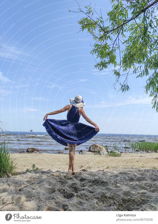 Frau am Strand Tanzen Bewegung Freude Kleid elegant drehen Junge Frau Fröhlichkeit Jugendliche Mensch feminin Erwachsene 18-30 Jahre schön Glück Mode