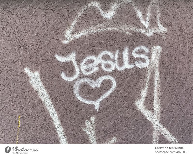 Das Wort 'Jesus' und ein Herz auf einer verputzten Wand Graffiti Glaube Hoffnung Kirche Christentum Religion & Glaube Jesus Christus Symbole & Metaphern