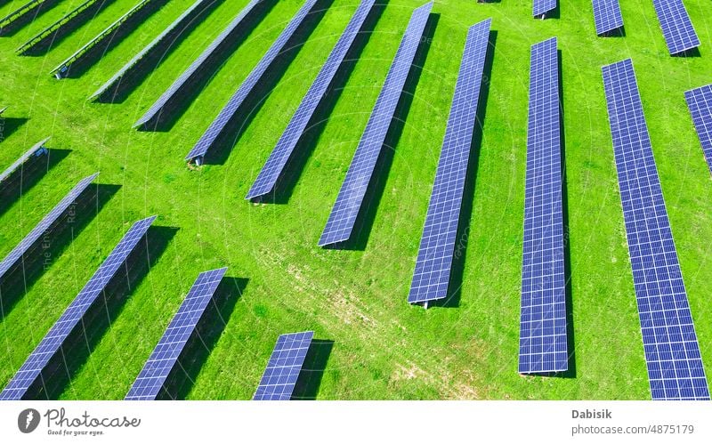 Sonnenkollektoren auf der grünen Wiese, Luftaufnahme solar Panel Energie Photovoltaik regenerativ nachhaltig Antenne Batterie Kraft Feld Technik & Technologie