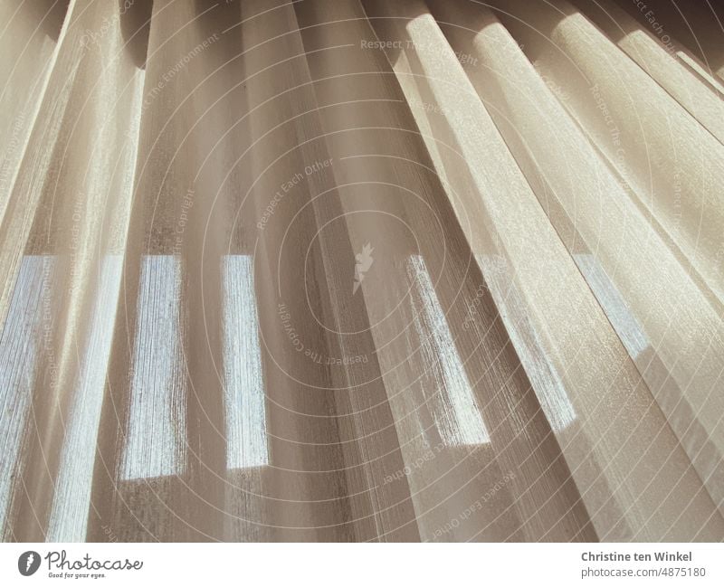 Sonnenlicht auf zarten Vorhängen mit Durchblick in den Himmel Gardine Vorhang Faltenwurf Fensterscheibe Licht durchsichtig Lichteinfall hell durchscheinend
