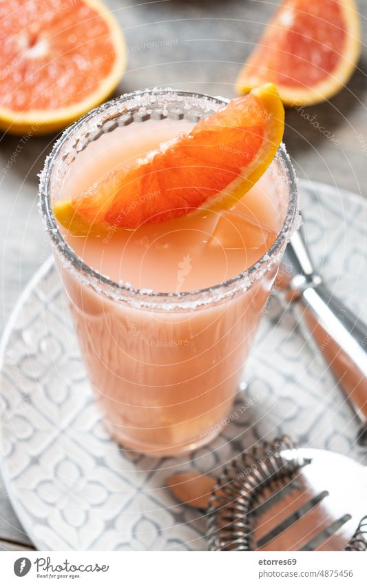 Klassischer Paloma-Cocktail auf weißem Holztisch Grapefruit Tequila trinken Alkohol Frucht saftig Glas vereinzelt Lebensmittel Zitrusfrüchte Sommer Kalk orange
