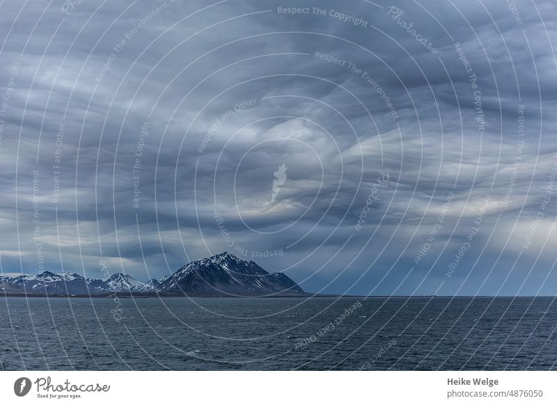 Spitzbergen longyearbyen Wolken Himmel Außenaufnahme Norwegen Skandinavien Arktis Schnee Berge u. Gebirge Ferien & Urlaub & Reisen Landschaft Wasser Norden