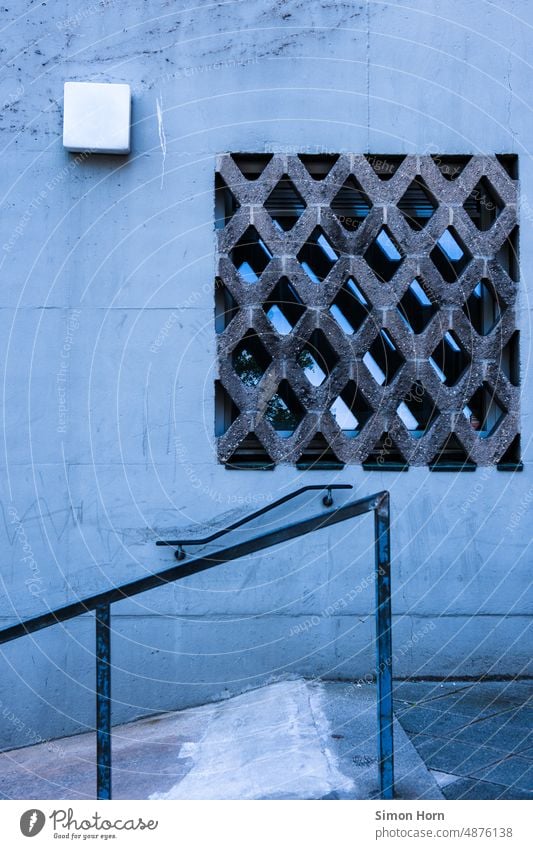 Handlauf Geländer Gitter vergittert schräg Beton Strukturen & Formen Prisma grau abstrakt Mauer Architektur Wand Fassade modern Linie Stabilität trist Gebäude