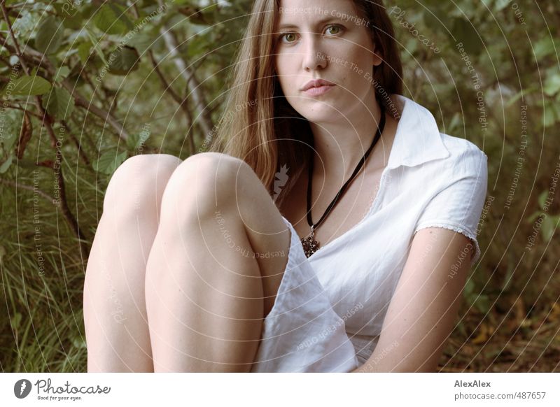 reserviert Junge Frau Jugendliche Gesicht Beine Knie 18-30 Jahre Erwachsene Natur Sträucher Wald Kleid Schmuck brünett langhaarig beobachten Kommunizieren Blick
