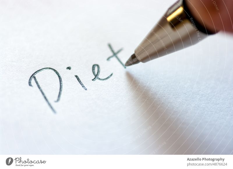 Nahaufnahme des Wortes DIET auf einem Notizbuchpapier. Diät Konzept Ernährung Gesundheitswesen Makro abschließen Text handschriftlich Plan Erfolg Fitness