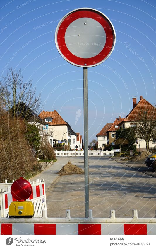 Durchfahrt verboten mit rundem Verkehrszeichen vor blauem Himmel bei Sonnenschein an einer Baustelle an einer Straße in Blomberg in Ostwestfalen-Lippe