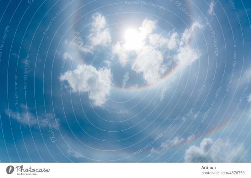 Sonnenhalo oder ein regenbogenfarbener Ring um die Sonne. Sonniger Himmel mit Sonnenhalo. Optisches Phänomen, das durch Licht erzeugt wird. Zirrus- oder Zirrostratuswolken in der Troposphäre mit Lichtbrechung und -reflexion.