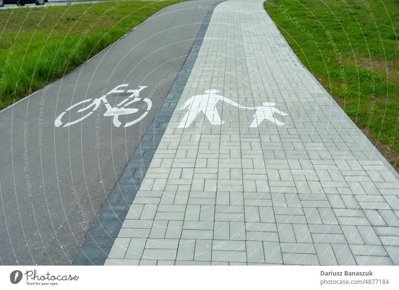Weg nur für Fußgänger- und Fahrradverkehr Verkehr Straße Großstadt im Freien Transport Asphalt Symbol Regie Sport Zeichen Radfahrer Fahrspur urban Gesundheit