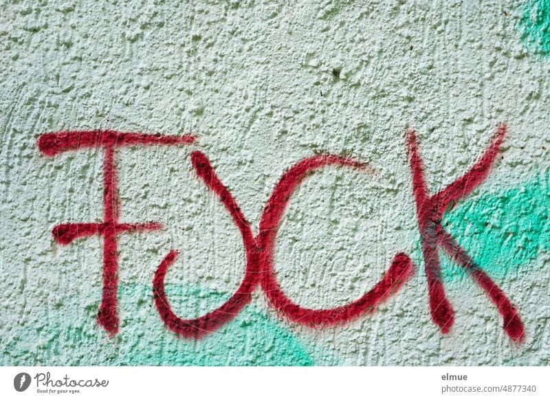 FUCK steht in rot an einer verputzten Wand / Wut fuck Graffiti Schimpfwort englisch negative Stimmung Farbe Hauswand Fassade Jugendsprache Schmiererei Subkultur