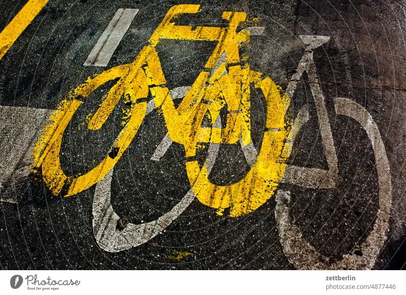 Fahrradweg asphalt fahrbahnmarkierung fahren fahrrad fahrradweg ferien fortbewegung hauptstraße orientierung spur spurwechsel straßenverkehr transport
